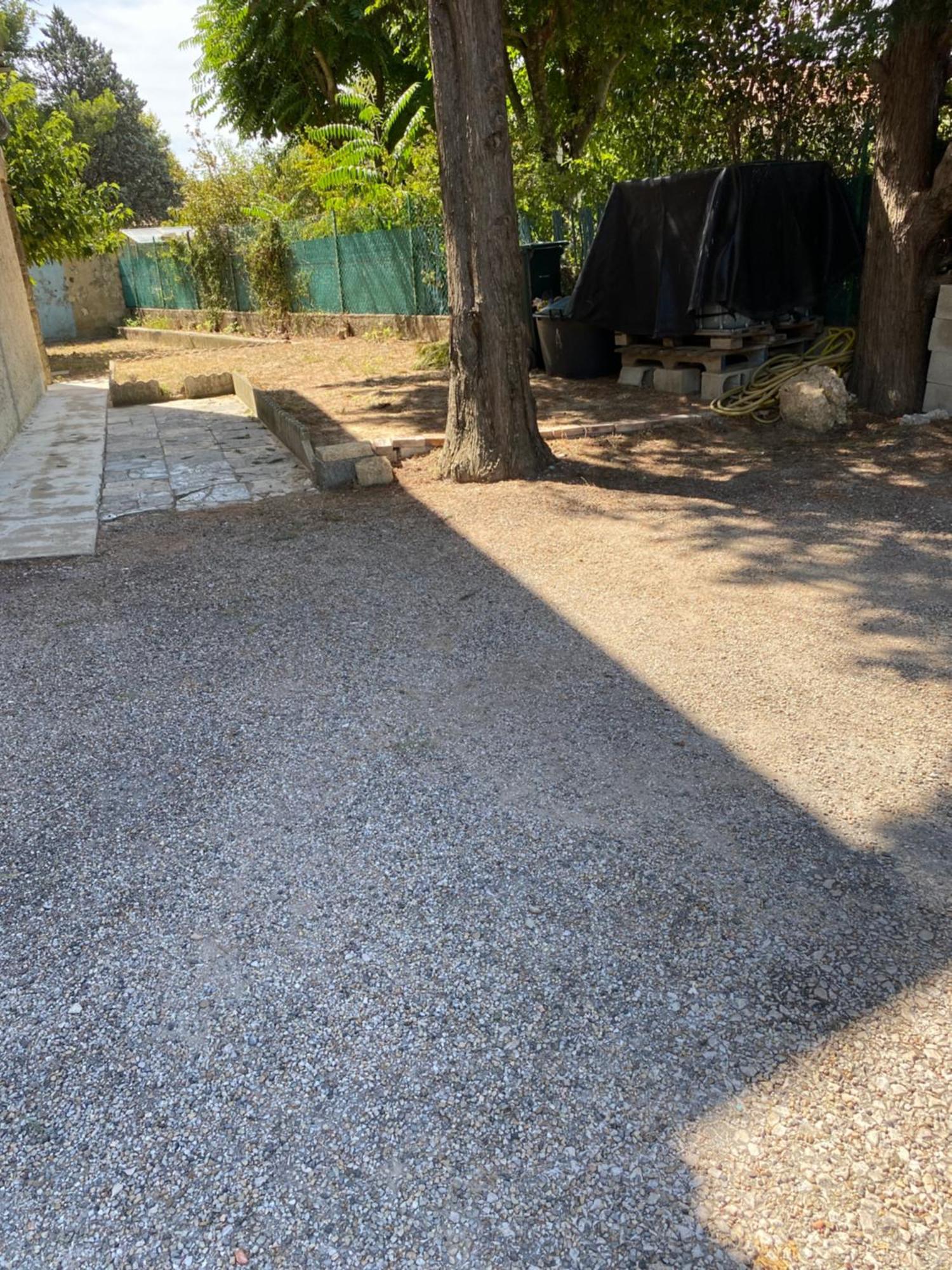 Dans Un Pavillon Orange (Vaucluse)